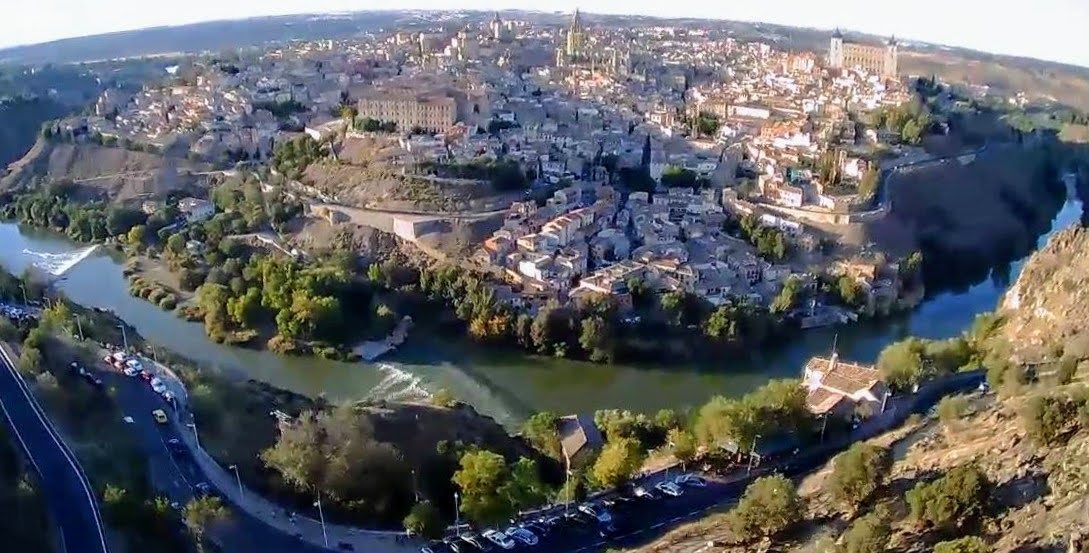Vista panorámica aérea de la ciudad histórica de Toledo rodeada por el río Tajo.